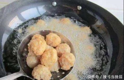 炸丸子时, 不要直接下油锅, 只需"这一诀窍", 丸子又香又脆