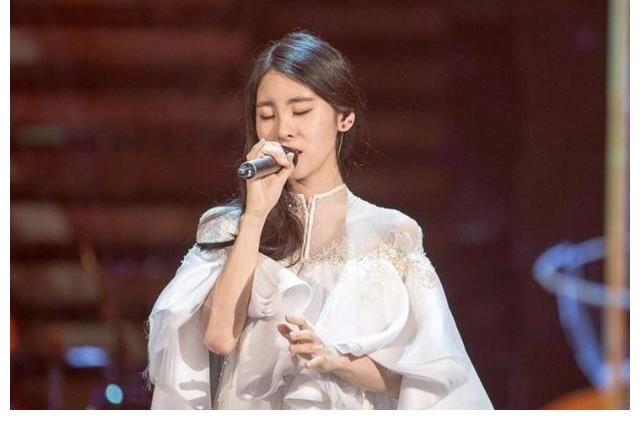 伴郎|13年戀愛(ài)終錯(cuò)付，張靚穎和結(jié)婚時(shí)的伴郎相戀，馮軻官宣簽約張碧晨