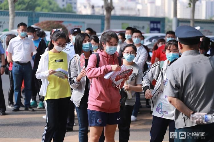 旗袍|直击！青岛高考少年奔赴考场，母亲激动落泪、妹妹穿旗袍为哥哥加油