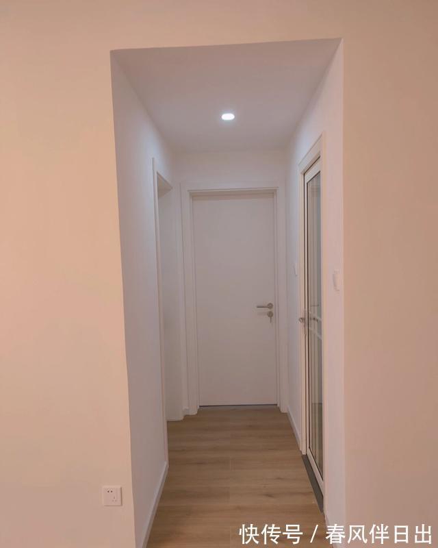 安装|极简原木风装修,不做吊顶和电视墙,全屋铺木地板,温馨又舒适