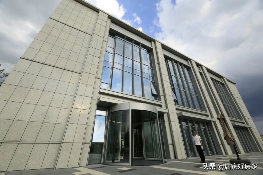 伟峰|房子有价，精神无价。看，那个闪着光的伟峰