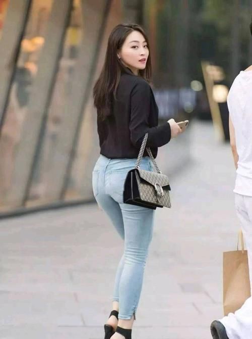 街拍身穿紧身牛仔裤的小姐姐,回眸的一刹那,真是太美了
