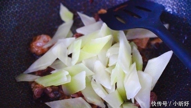 鸡身上最脏的部位,里面含大量重金属,白给都不要,炒菜要扔掉