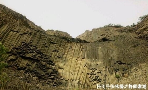 原矿|下回出去玩,看到这样的石头一定要留意了,很可能是蓝宝石原矿