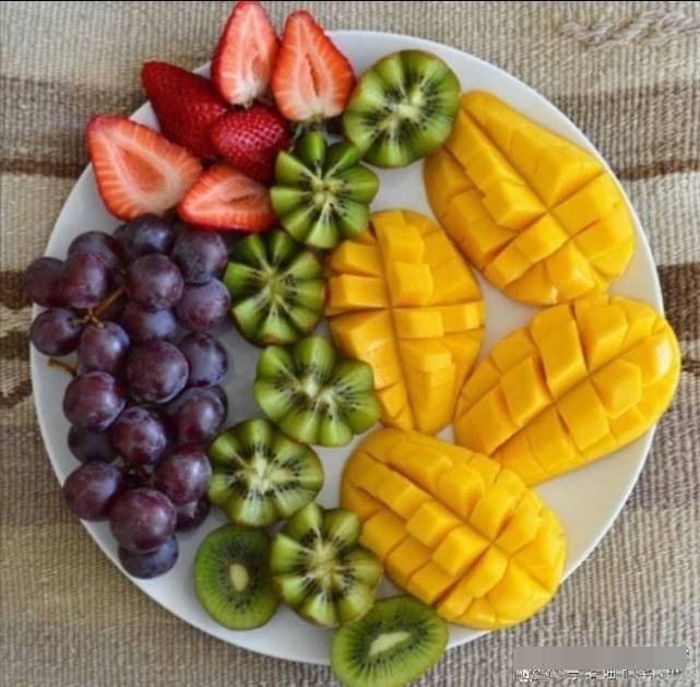 建议「皮肤黄、黑」的女生，坚持这3个动作，皮肤又白又光滑