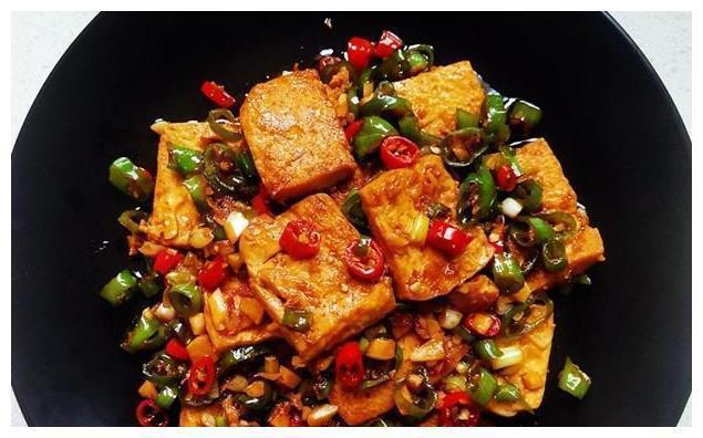 美食优选:红油金针菇,芹菜炒虾仁,双椒烧茄子,香煎豆腐的做法