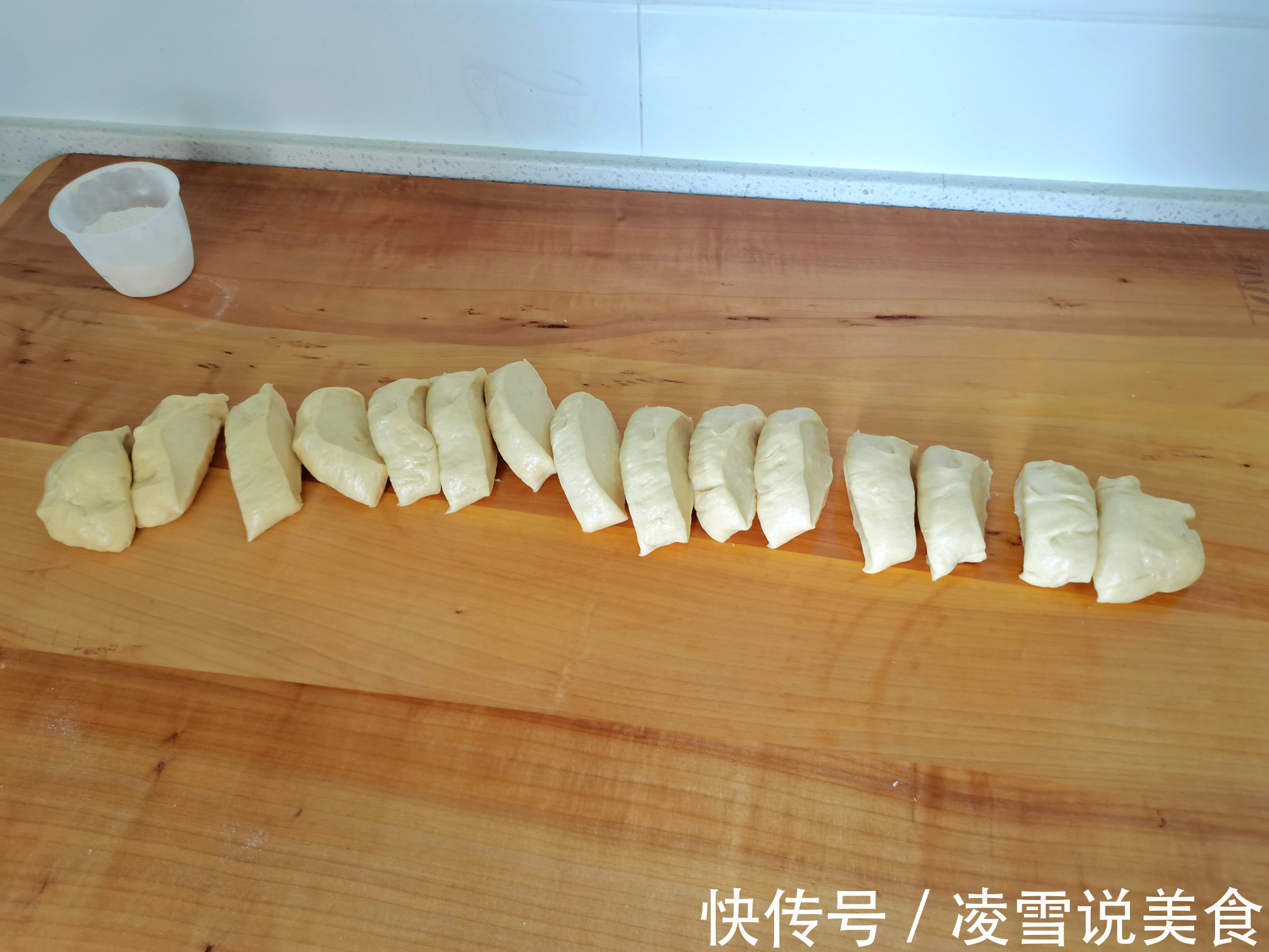 面包换个吃法,出锅太解馋了,让我想起了小时候吃过的面包味道