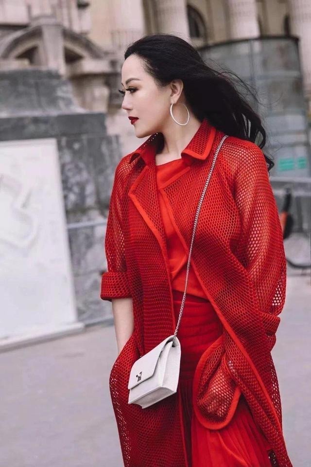 章小蕙|章小蕙才是“不老女神”,一身红色穿搭潇洒霸气,一点不像58岁
