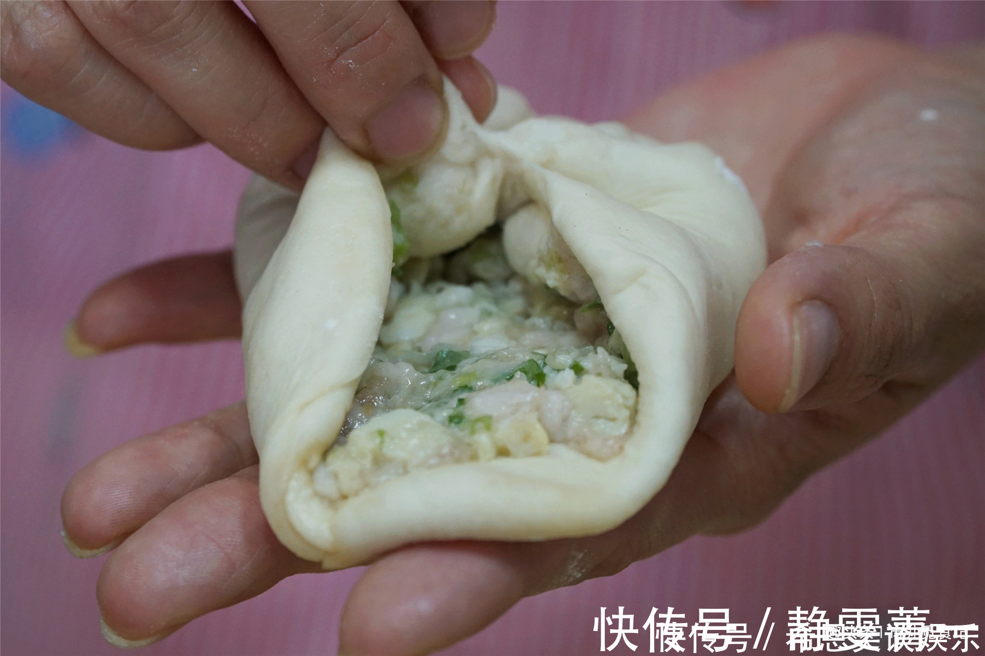 做馅饼,和好面直接包可不行,多加一步,松软酥脆,放几天都不硬