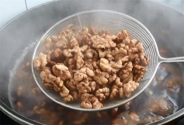 核桃仁|想吃琥珀核桃不用出去买,手把手教你在家做,香甜又酥脆