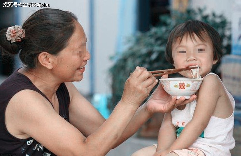 一对双胞胎，让奶奶和妈妈带有啥区别？2年后的对比照让人心疼