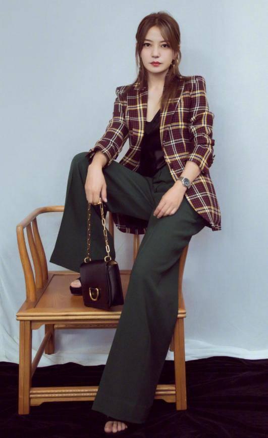 老龄|女人到了中年,要少穿这3种“老龄色”,妈妈们喜欢买其实很土气