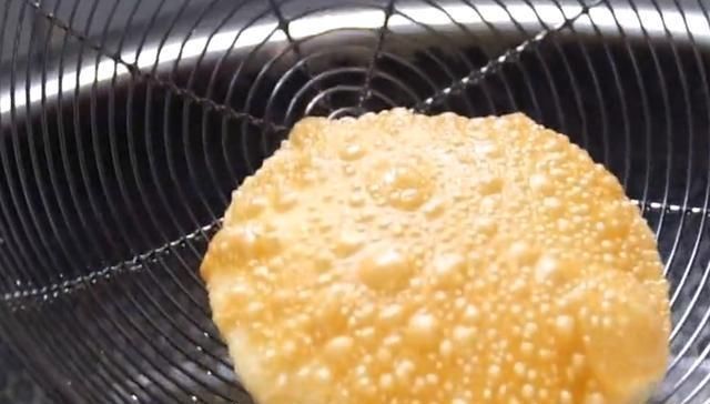 早餐别再做油条了,试试这样做,不用酵母、不用泡打粉,个个鼓泡