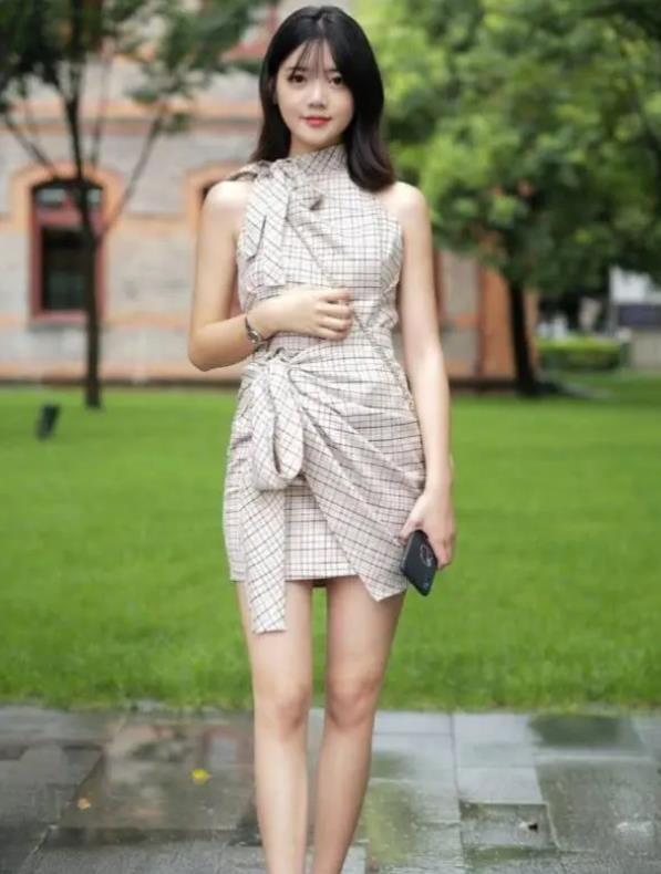 街拍：面带微笑活泼可人的女子，蓝色牛仔裤穿着很显腿长