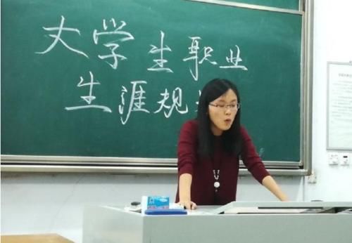 大学辅导员年薪情况曝光，惹众人羡慕，难怪名校毕业都想争当老师