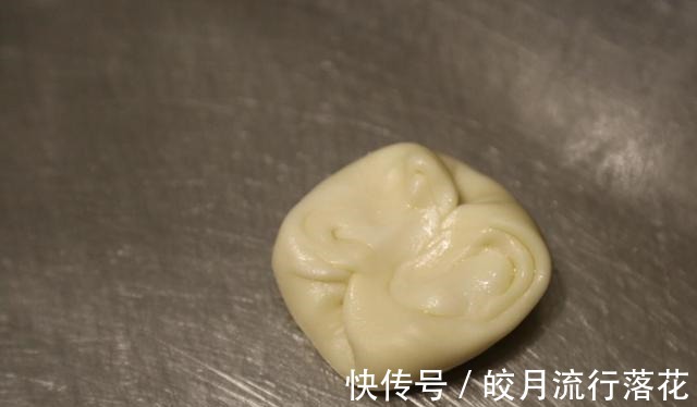 紫薯蛋黄酥|紫薯蛋黄酥的简单做法,香酥可口,营养美味!