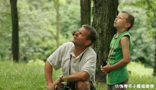 孩子|“最懒爸爸”火了,为偷懒想出哄娃妙招,宝宝一个人玩得不亦乐乎