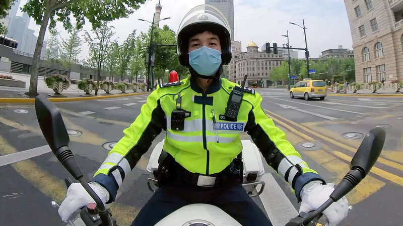 外滩|下班去说一段脱口秀？上海外滩执勤的交警小哥火了！