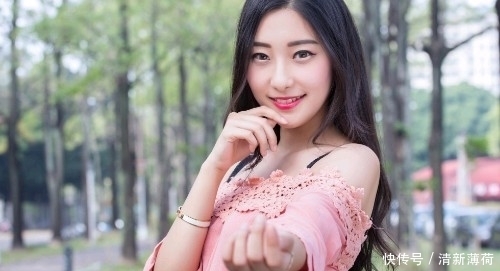 女人味|街拍:粉色上衣的美女,尽显甜美气感,彰显十足女人味,性感迷人