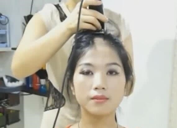 小姐姐 小姐姐去理发店,发型师手一抖剃了个光头,小姐姐哭着同意剃完