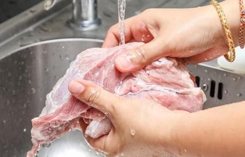 无论什么肉，越焯水越脏？饭店大厨教您一招，脏东西自己跑出来