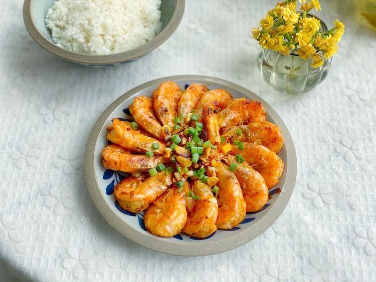 家常油焖大虾，虾肉入味鲜美，咬一口Q弹，好吃到舔手指