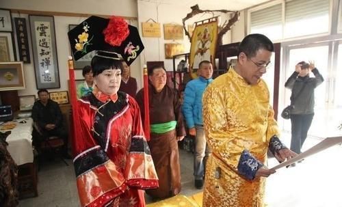 上交|他自称乾隆子孙,手上戴着的戒指价值3亿,专家让其上交只回6个字!