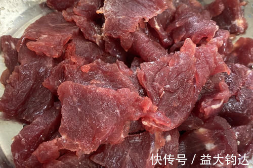 牛肉怎么腌才嫩？大厨教你3个技巧，不放料酒不放鸡蛋，滑嫩可口