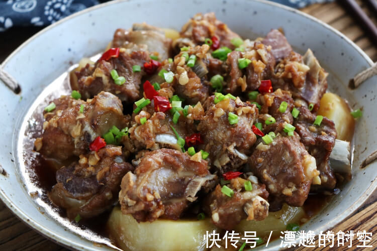 天热排骨别再炖了，教你懒人吃法，不加油不加水，出锅瞬间就吃光