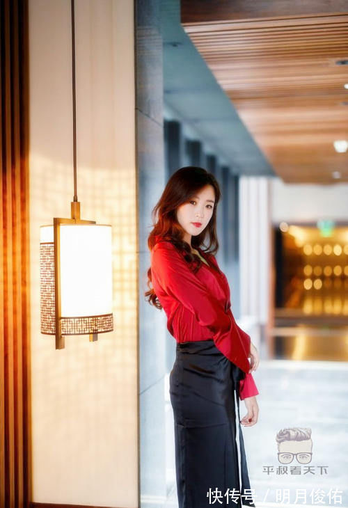 身材|美女穿搭:小姐姐爱穿红色休闲衬衫配紧身黑色开叉裙,性感妩媚,熟女风超吸引人!