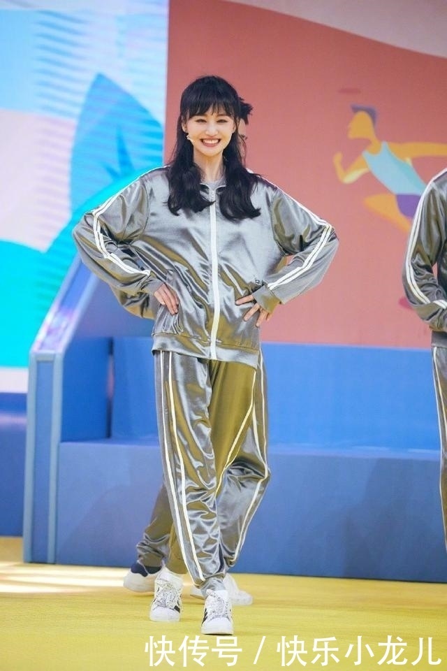 小姐姐气质清秀,穿碎花连衣裙,清新优雅!