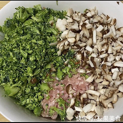 低卡蔬菜鸡肉饼这样做,隔壁小孩都馋哭了