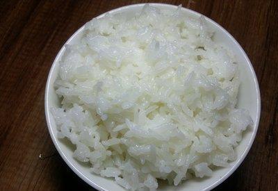 开关键|煮大米饭，别只会加水还需加上这2样，米饭香软饱满又好吃