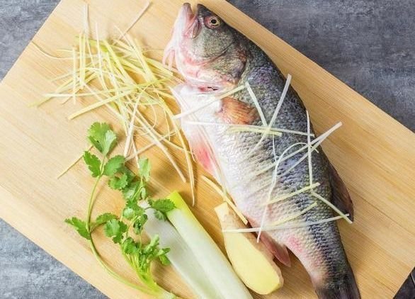 清蒸鱼,放盐腌或者直接蒸都不对,教你正确做法,鲜嫩入味无腥味