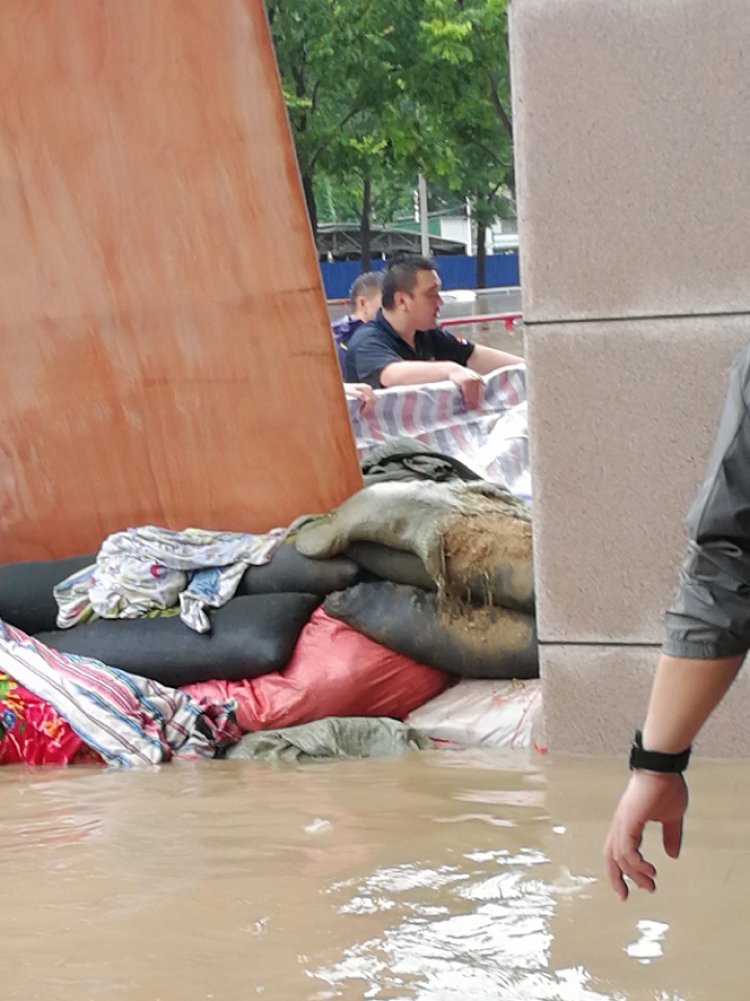 一线|进行时！Z世代投身河南救援一线，“风里雨里，我们一起扛！”