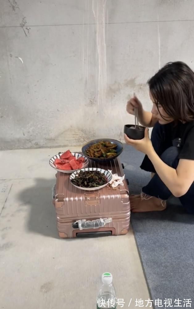 头条|90后女孩回应买房入住毛坯房:觉得再租房不划算 视频都是自己拍摄