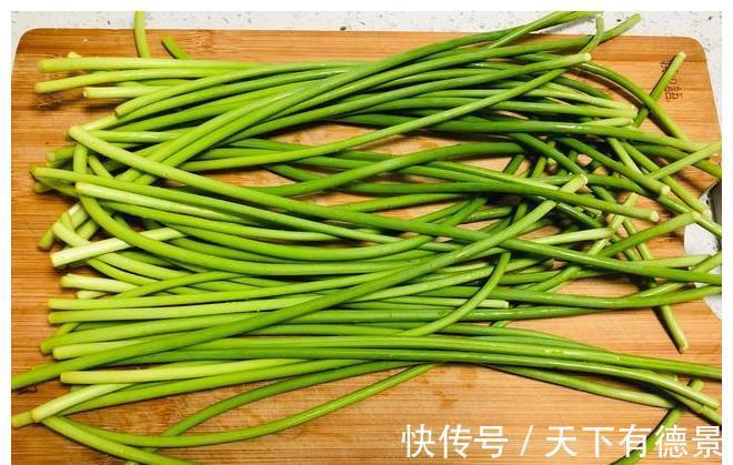 调味料|奶奶用了多年的腌蒜苔配方,腌好就能吃,每次腌一盆,半年都不坏