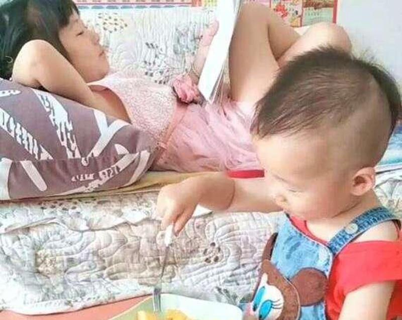 爸爸妈妈|“二郎腿姐姐”走红,网友开玩笑:弟弟原是少爷命却成了“仆人”