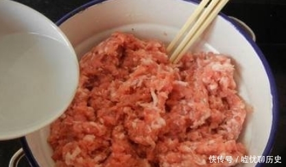炸丸子时,牢记“3要2不要”,外酥里嫩,鲜香入味,凉了也不硬!