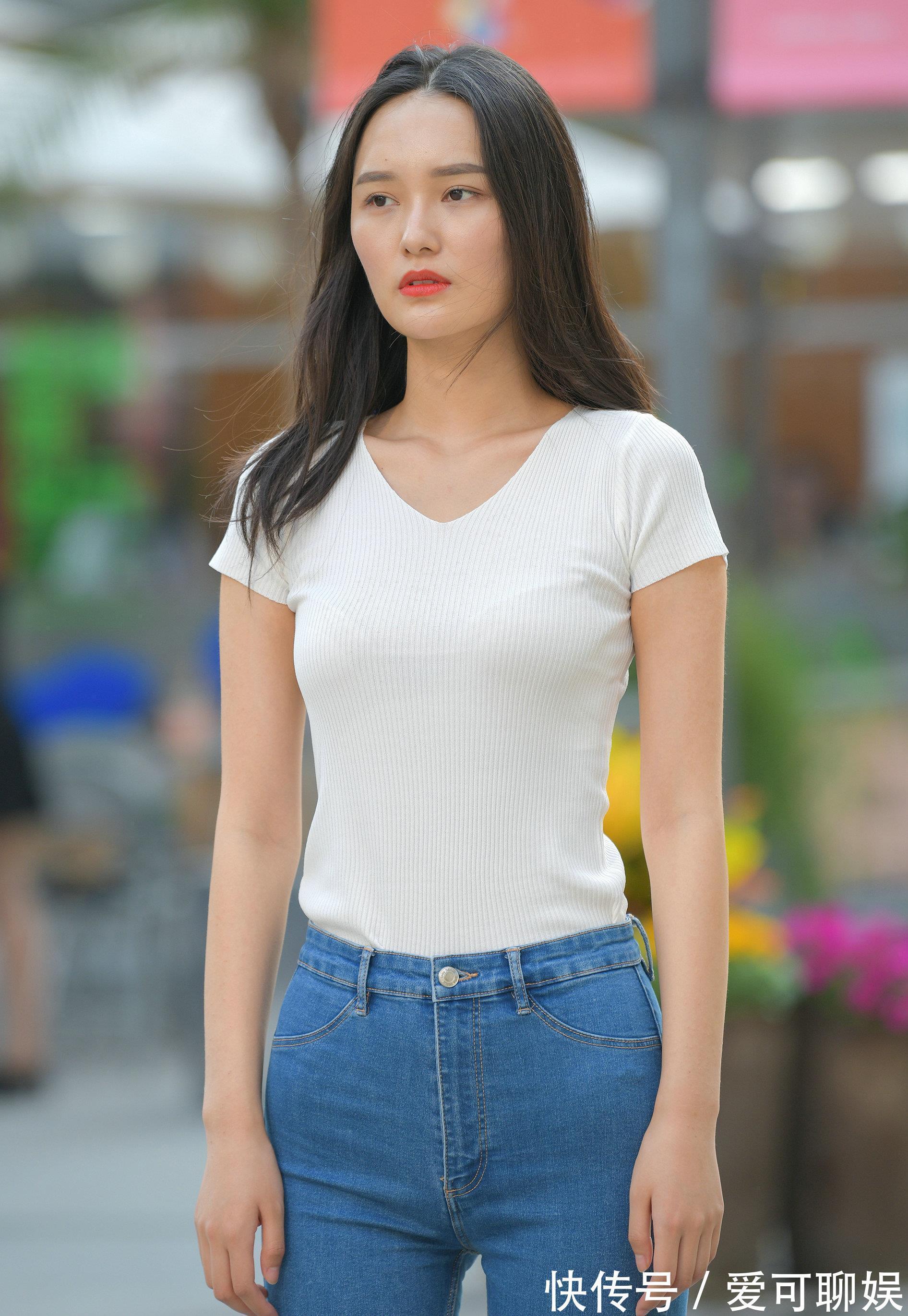 牛仔裤|给人以干净清爽的针织上衣,搭蓝色牛仔裤,穿出女生知性成熟魅力