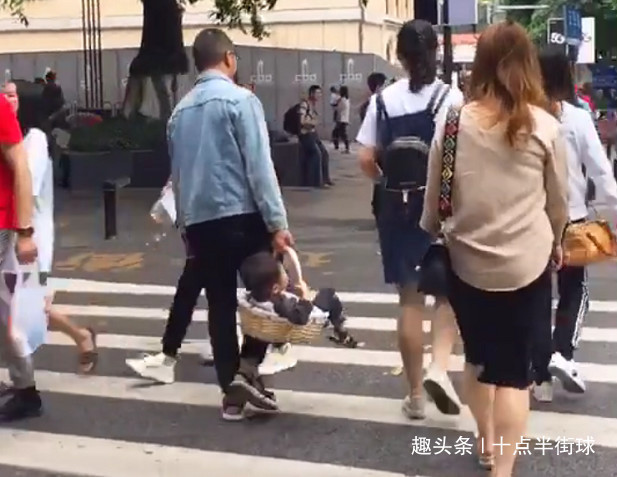 篮子|“随性奶爸”拎着娃上街火了，网友娃怕是买篮子送的吧