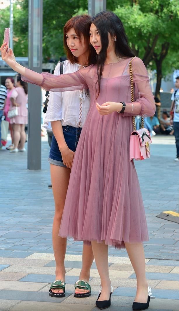 清爽精美的连衣裙，漂亮美丽又舒心，可以让你如此的优雅