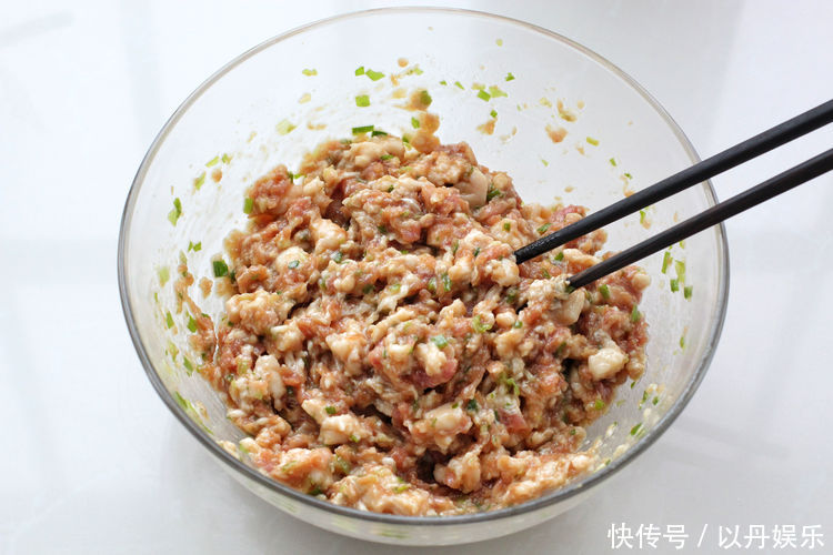 用东北特色菜蒸包子，味道倍儿鲜美，老公自己就能吃一屉，真服了