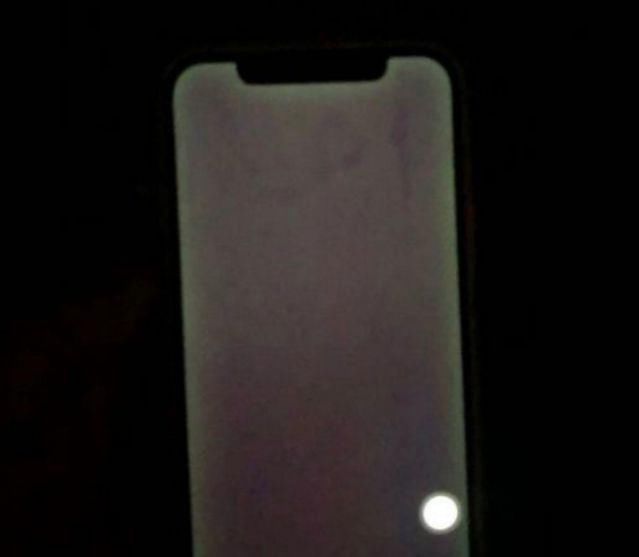 发绿|屏幕偏黄之后iPhone 12用户再次抱怨屏幕出现「发绿」情况