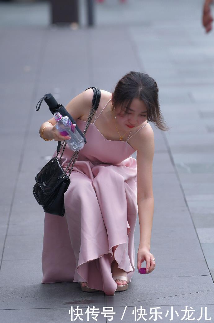 粉红色|风中凌乱的姑娘,谁家的“千金”边自拍边逛街