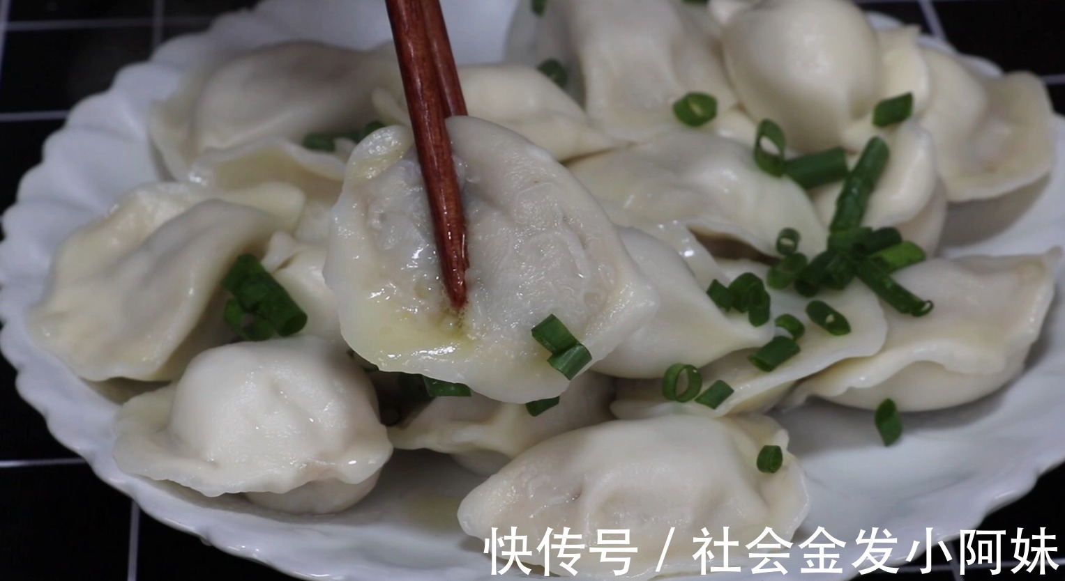 好吃|煮速冻饺子，冷水和开水下锅都不对，教你一招，饺子不破皮又好吃