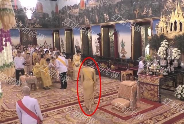 苏提达融入大家庭！陪泰王兄妹4人闲话家常，跪在地上一脸开心