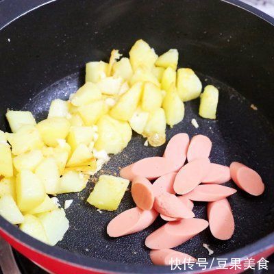  人气特色菜土豆火腿焖面，总有一款你所爱