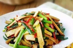 原来韭菜和此菜才是天生一对,大厨教你一招,上桌一下就抢完