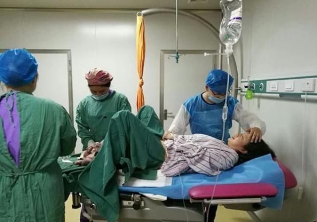 孕妈们|“最胆小准爸爸火了”，陪产妻子时瑟瑟发抖，产妇气得大喊滚出去